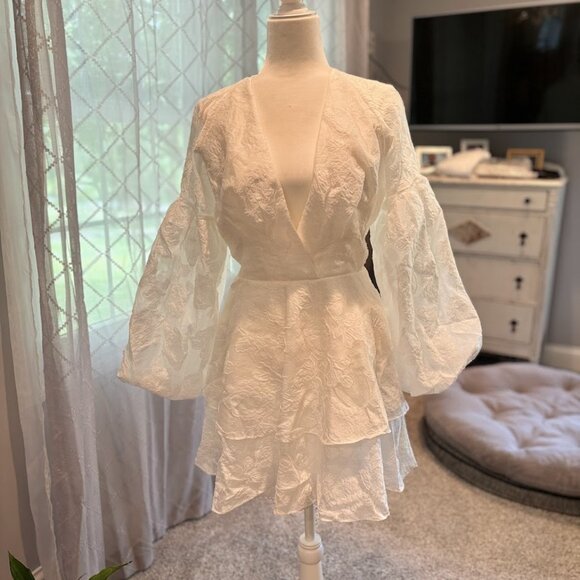 Showpo Allea Tiered Mini Dress, deep V-neck, balloon sleeves, tiered skirt, Sz 8 - Picture 1 of 4